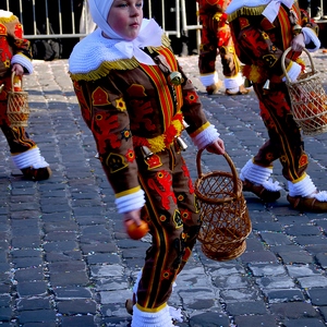 Jeune gille de Binche distribuant des oranges - Belgique  - collection de photos clin d'oeil, catégorie portraits